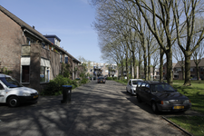 903062 Gezicht op de Treek te Utrecht, met op de achtergrond de Betuwe.